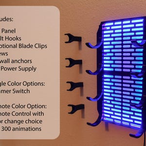Puede incluir: Un panel LED negro con una pantalla de luz azul, con ocho ganchos curvos. El panel incluye un interruptor de atenuaci&oacute;n y un control remoto con opciones de cambio de color y 300 animaciones. Incluye panel LED, 8 ganchos, 4 clips de cuchilla, tornillos, anclajes de paneles de yeso y fuente de alimentaci&oacute;n de 12 V.