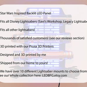 Puede incluir: Un panel LED retroiluminado inspirado en Star Wars, dise&ntilde;ado para adaptarse a sables de luz de Disney y otros. El panel est&aacute; impreso en 3D y presenta texto sobre las caracter&iacute;sticas del producto y la tienda Etsy.