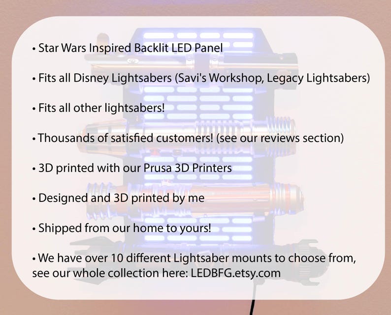 Puede incluir: Un panel LED retroiluminado inspirado en Star Wars, dise&ntilde;ado para adaptarse a sables de luz de Disney y otros. El panel est&aacute; impreso en 3D y presenta texto sobre las caracter&iacute;sticas del producto y la tienda Etsy.
