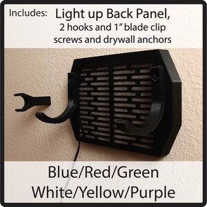 Puede incluir: Un panel negro para montar en la pared con un dise&ntilde;o de rejilla y dos ganchos curvos. El panel incluye una luz de fondo y viene con tornillos y anclajes para paneles de yeso. Los colores de luz disponibles son azul, rojo, verde, blanco, amarillo y morado.
