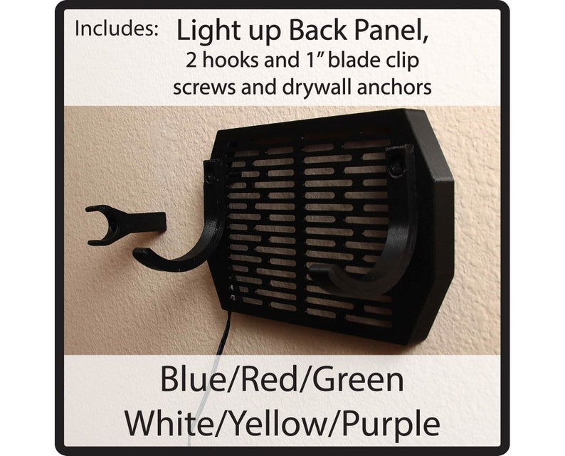 Puede incluir: Un panel negro para montar en la pared con un dise&ntilde;o de rejilla y dos ganchos curvos. El panel incluye una luz de fondo y viene con tornillos y anclajes para paneles de yeso. Los colores de luz disponibles son azul, rojo, verde, blanco, amarillo y morado.