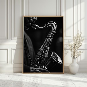 以下が含まれることがあります： サックスを演奏する人の白黒写真。サックスはピントが合っていて、人の顔は一部隠されています。