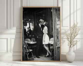 Kiss by the Hôtel De Ville | Robert Doisneau Photography | French