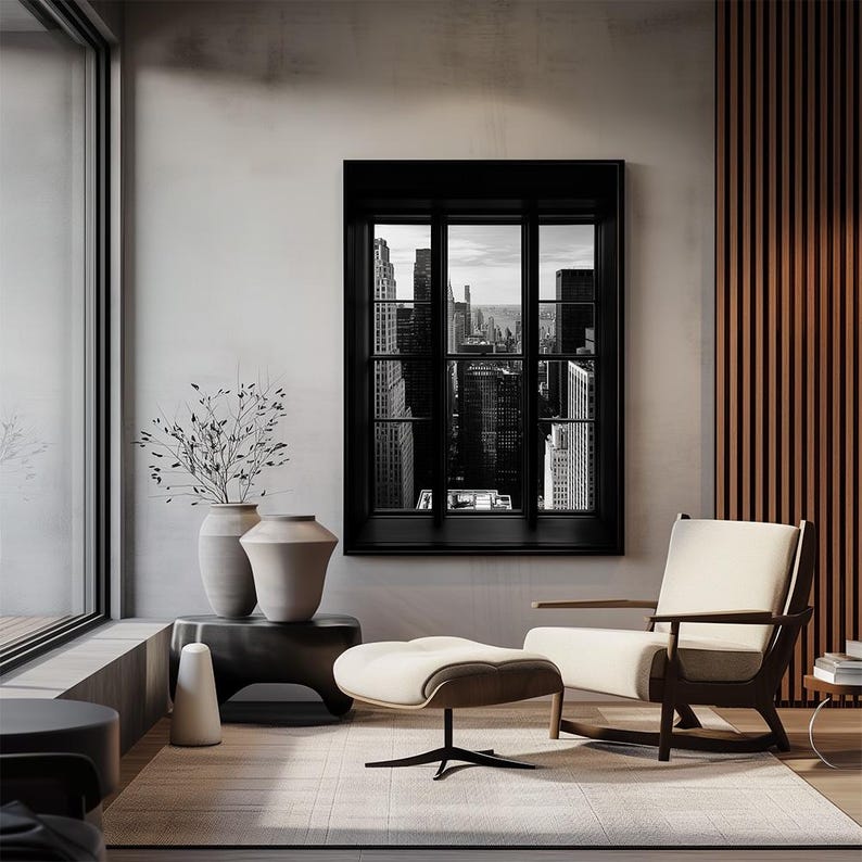 K&ouml;nnte beinhalten: Ein modernes Wohnzimmer mit einer schwarz-wei&szlig;en Stadtlandschaft, die von einem schwarzen Fenster eingerahmt wird. Der Raum verf&uuml;gt &uuml;ber einen cremefarbenen Sessel, einen Hocker und dekorative Vasen. Der Raum hat eine neutrale Farbpalette mit Holzakzenten und einem gro&szlig;en Fenster.
