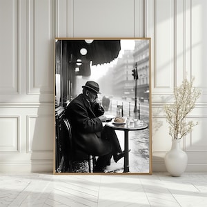 Zwart-wit vintage café scène poster, oude man in een straat café Art Print, regenachtige Franse straat retro restaurant decor, digitale download