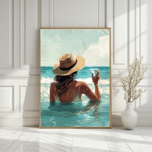 Póster costero de una chica disfrutando del mar, impresión de pared de una mujer con bebida y sombrero, decoración moderna para casa de playa, impresión de verano con ambiente oceánico, descarga digital
