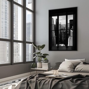 K&ouml;nnte beinhalten: Ein modernes Schlafzimmer mit einem gro&szlig;en Fenster und einem gerahmten Schwarz-Wei&szlig;-Stadtbilddruck. Das Zimmer verf&uuml;gt &uuml;ber ein Bett mit grauer Decke und Kissen, einen Beistelltisch und Topfpflanzen.