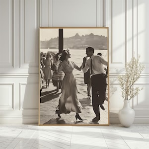 Vintage elegantes tanzendes Paar Poster, Mid-Century verliebte Menschen Druck für romantisches Wohndekor, Retro Küstenstadt Kunst, digitaler Download