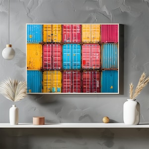 Può includere: Una stampa d'arte da parete con una disposizione colorata di container di spedizione. I container sono impilati in file e colonne, con ogni container dipinto di un colore diverso, tra cui blu, giallo, rosso e verde. I container sono tutti chiusi e hanno porte in metallo.