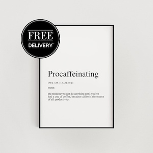 Puede incluir: Impresión enmarcada con la palabra "Procaffeinating" y su definición. El diseño minimalista presenta texto negro sobre fondo blanco. Un círculo negro con "ENTREGA GRATUITA" está en la esquina superior izquierda.