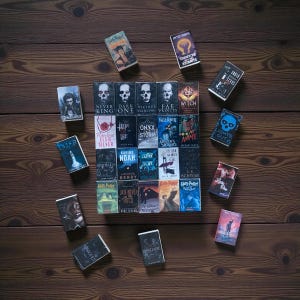 Könnte beinhalten: Eine Sammlung von Miniaturbüchern mit verschiedenen Titeln und Cover-Designs, angeordnet auf einer dunklen Holzoberfläche. Die Bücher tragen Titel wie "Harry Potter", "Never Dark" und "Lights Out". Die Cover zeigen Illustrationen und Text.