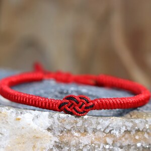 Pulsera roja de protección Pulsera trenzada tibetana budista hecha a mano para hombres y mujeres, pulsera de cuerda trenzada, pulsera de nudos de la suerte imagen 2