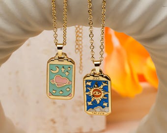 Collar con colgante de carta del tarot de oro de 18 quilates: dije astrológico del sol y la luna