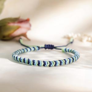 CLARITY PATH / Blu navy e verde menta / Bracciale buddista / Cordoncino in nylon con nodo scorrevole / Bracciale portafortuna fatto a mano