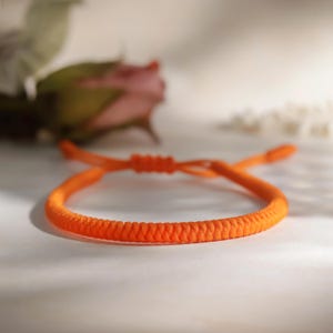 Buddhistisches Armband in Orange | Schiebeknoten