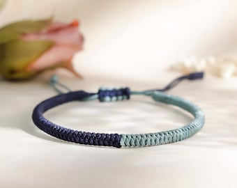 Marineblauwe en blauwgrijze boeddhistische armband met glijdende knoop