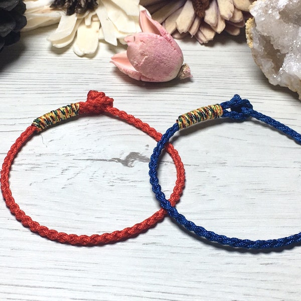 Bracelet tibétain bouddhiste fin fait à la main , bracelet tressé fin noeuds chanceux, bracelet rouge , bracelet bleu