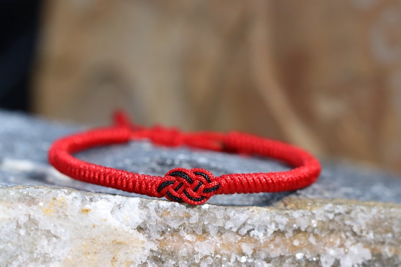 Pulsera roja de protección Pulsera trenzada tibetana budista hecha a mano para hombres y mujeres, pulsera de cuerda trenzada, pulsera de nudos de la suerte imagen 2