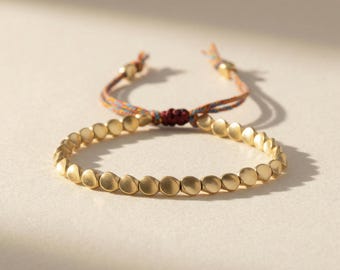 Pulsera de cordón de cuentas de latón / Joyería espiritual ajustable / Accesorio de muñeca minimalista hecho a mano / Regalo diario