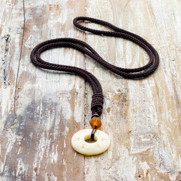 Collana tibetana da uomo Tagua Nut con simbolo scolpito Om Mani Padme Hum, Collana da uomo, collana minimalista