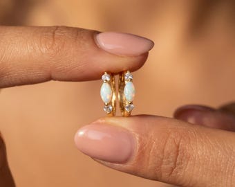Pendientes de aro pequeños y delicados con ópalo / Joyería minimalista para el día a día / Regalo delicado para ella