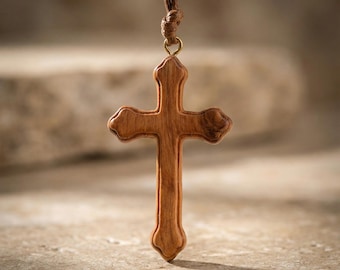 Collar de cruz de madera de olivo hecho a mano