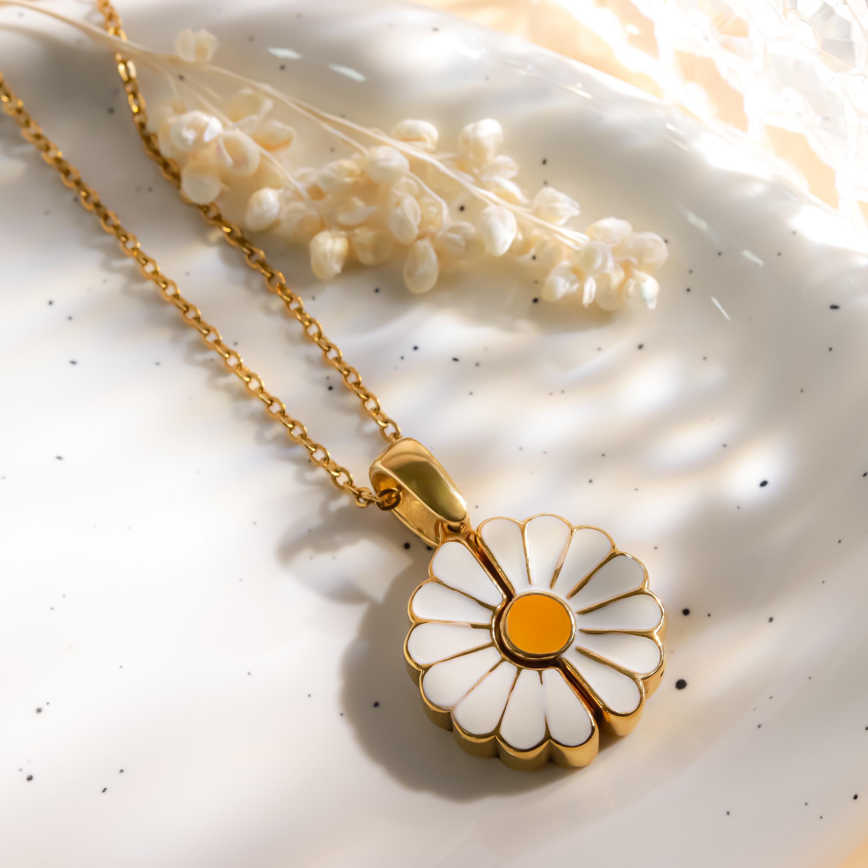 Petite Médaille Pendentif Marguerite - Fleur Blanche Sur Fond Doré, Revers "Germaine" (Occasion)