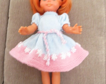 Puppenkleidung Kleid mit gestickten Blumen hellblau rosa mit Puffärmeln für 14" Puppe für 33-36 cm Puppen  handgestrickt von kramboden