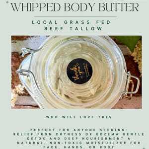 Può includere: Un barattolo di burro per il corpo montato con il testo "Whipped Body Butter" e "Local Grass Fed Beef Tallow". Il barattolo ha una chiusura in metallo e un adesivo nero con "Thank you". Il testo dice anche "Gift Ready".