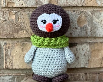 Petite peluche pingouin au crochet