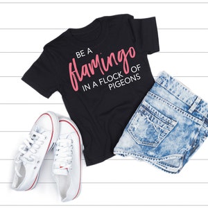 Be A Flamingo Baumwolle Unisex T-Shirt, Bella und Canvas