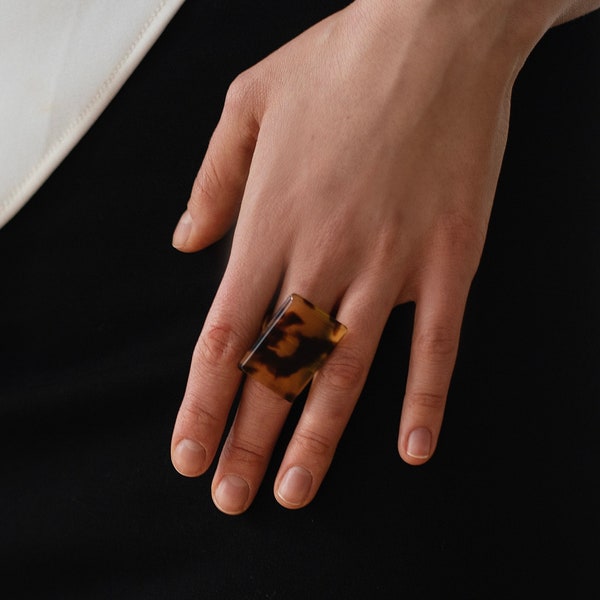 Bague NINA en écaille de tortue en écaille de tortue, bijoux NINICO, bagues en écaille de tortue, bijoux modernes, bijoux en tortue, ne craque pas, cadeaux pour elle