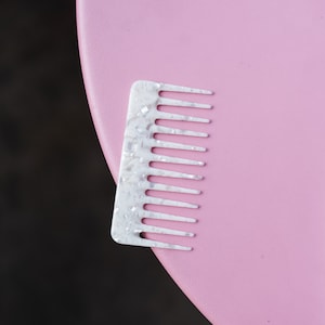 Haarkam van parelmoer | gemaakt van celluloseacetaat, moederdagcadeau, haaraccessoires, kammen op reisformaat | perfect cadeau voor collega