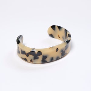 Girlfriend Gift Carrie Bracelet in White Tortoise, Cellulose Acetate bracelet, Tortoise bracelet Fashion jewelry, Turtle shell Hand bracelet