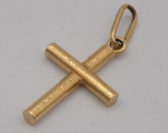 Könnte beinhalten: Ein goldener Kreuzanhänger mit einem schlichten Design. Das Kreuz besteht aus zwei Goldstücken, die in der Mitte miteinander verbunden sind. Der Anhänger hat oben eine Öse zum Anbringen an einer Kette.