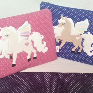 Trousse de toilette « Unicorn » avec des noms brodés