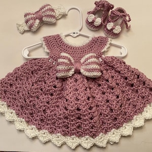 Ensemble robe bébé au crochet : tenue faite main avec chaussons et bandeau