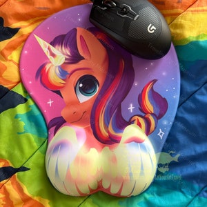 Sun Scout niedliches 3D Mousepad Ergonomische Handgelenkstütze Einhorn Pony Kunst Brony Pegasister Gamer Geschenk Parodie
