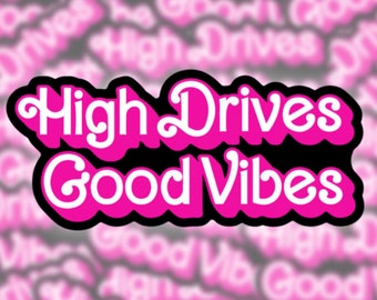 Könnte beinhalten: Ein schwarzer und rosa Aufkleber mit dem Text "High Drives Good Vibes" in einer Retro-Schrift.