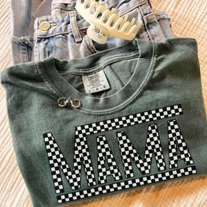 Comfort Colors® Retro Checkered Mama Camiseta gráfica, Comfort Colors Mama Camisa a cuadros, Comfort Colors Mama Camisa, Camisa de maternidad, Nueva mamá