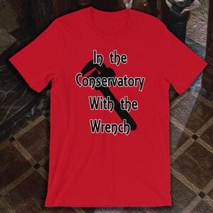 Miss Scarlet In het Conservatorium met de Moersleutel / Clue Short-Sleeve Unisex T-shirt