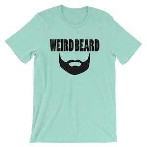 Könnte beinhalten: Ein hellblaues T-Shirt mit dem Text "WEIRD BEARD" in schwarzen Buchstaben und einer schwarzen Silhouette eines Bartes unter dem Text.