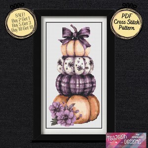 Könnte beinhalten: Ein gerahmtes Kreuzstichmuster mit einem Stapel Kürbisse in Orange-, Lila- und Weißtönen. Die Kürbisse sind mit einer Schleife und floralen Akzenten verziert. Der Text "PDF Cross Stitch Pattern" ist sichtbar.