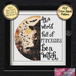 Può includere: Uno schema di punto croce con una strega con un cappello e un vestito neri, in piedi di fronte a una luna piena. Il testo "In un mondo pieno di principesse, sii una strega" è scritto in un carattere fantasioso.