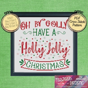 Può includere: Un modello a punto croce incorniciato con la scritta "OH BY GOLLY HAVE A Holly Jolly CHRISTMAS" in rosso e verde. Il disegno include fiocchi di neve e stelle. L'immagine include anche una promozione e un'etichetta "PDF Cross Stitch Pattern".