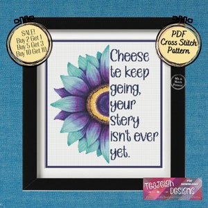 Puede incluir: Un patrón de punto de cruz con un girasol morado y azul con el texto "Choose to keep going, your story isn't over yet." El patrón está enmarcado en negro y tiene un fondo blanco.
