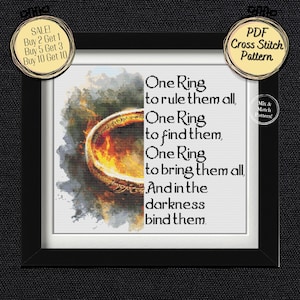 Puede incluir: Patrón de punto de cruz enmarcado con un anillo dorado en llamas y texto de una novela de fantasía. El texto dice "Un anillo para gobernarlos a todos..." y es un patrón de punto de cruz PDF.