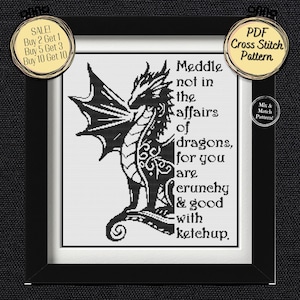 Pode incluir: Padrão de ponto cruz preto e branco de um dragão com o texto "Meddle not in the affairs of dragons, for you are crunchy & good with ketchup." Inclui um rótulo "PDF Cross Stitch Pattern".