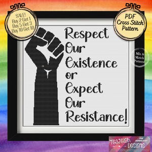 Op de afbeelding: Een ingelijst kruissteekpatroon met de tekst "Respect Our Existence or Expect Our Resistance!" in zwart op een witte achtergrond. Een zwarte vuistafbeelding staat links. De lijst is zwart.