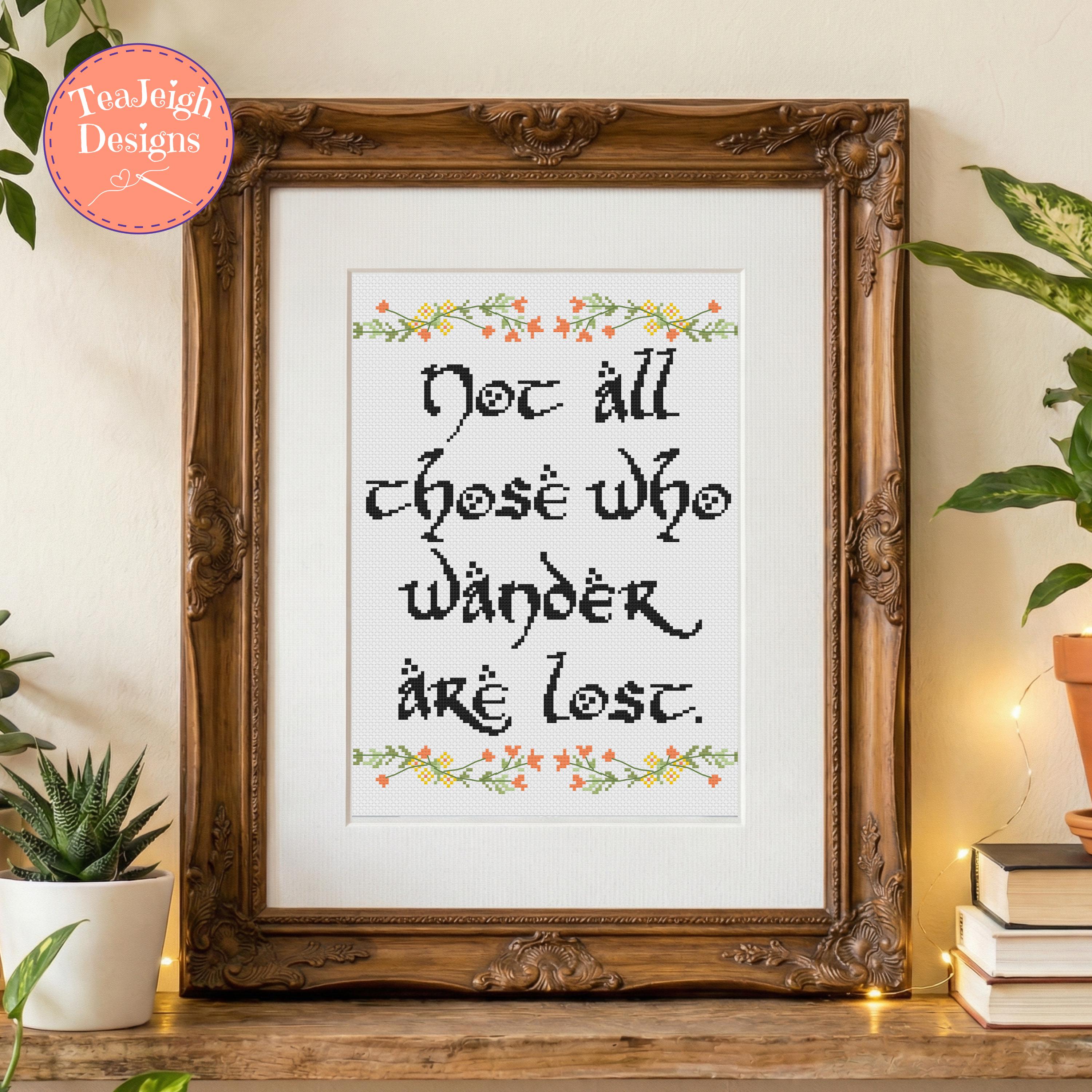Targa In Metallo 30x30 Cm Con Scritta 'Not All Those Who Wander Are Lost' - Poster Foresta Blu - Arredamento Rustico Per Cameretta, Garage, Bar